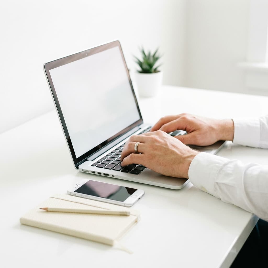 清潔感のあるデスクでPCに向かう様子